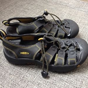 Size 3 Boys waterproof Keen Sandals. 💦
